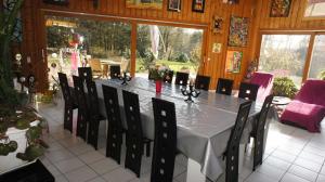 a dining room with a long table and chairs at Domaine Zen Art'Titude - EVG Fêtes acceptées in Renneville