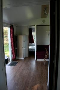 Habitación con dormitorio con cama y espejo. en Logis de l'Aubonnière, en Chaille sous les Ormeaux
