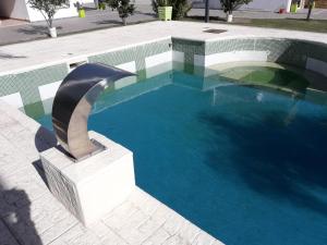 una piscina de agua azul en un edificio en Apart Ma & Cris II en Termas de Río Hondo