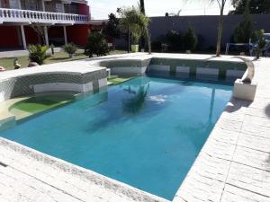 una piscina de agua azul en un patio en Apart Ma & Cris II en Termas de Río Hondo
