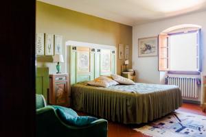 a bedroom with a bed and a window at B&B La Zolla in Impruneta