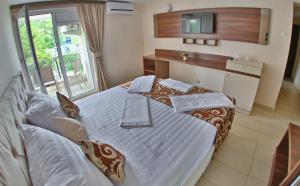 Postel nebo postele na pokoji v ubytování Jijo's Hotel