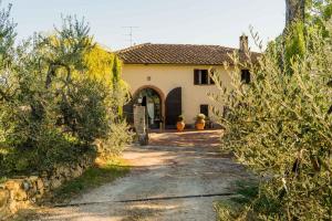 a house with a driveway leading into a yard at B&B La Zolla in Impruneta
