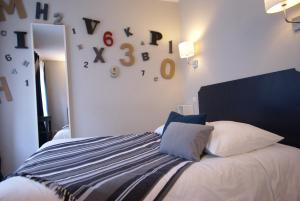 Cama ou camas em um quarto em Hotel de la Placette Barcelonnette