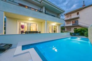 Bazén v ubytovaní Villa Barbara-Kastela with heated pool alebo v jeho blízkosti