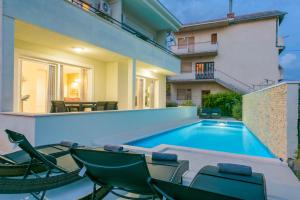 Bazén v ubytovaní Villa Barbara-Kastela with heated pool alebo v jeho blízkosti