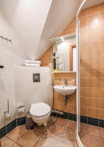 uma casa de banho com um WC e um lavatório em Saulės Krantas em Palanga