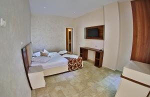 Postel nebo postele na pokoji v ubytování Jijo's Hotel