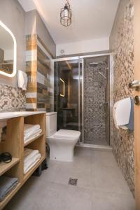 Ένα μπάνιο στο Artemis Apartments