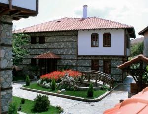 ein Haus mit Garten davor in der Unterkunft Enchevite Strannopriemnitsi in Slatograd