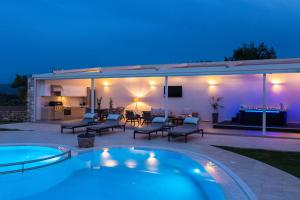 Bazén v ubytování Aelia Residence, Wellness & Leisure with Heated Pool, By ThinkVilla nebo v jeho okolí