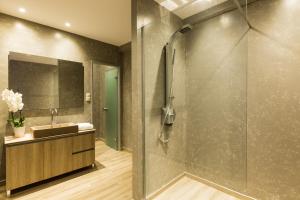 Koupelna v ubytování Aelia Residence, Wellness & Leisure with Heated Pool, By ThinkVilla