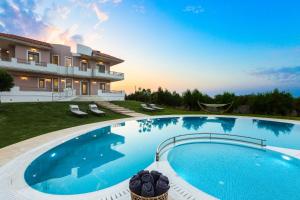 Bazén v ubytování Aelia Residence, Wellness & Leisure with Heated Pool, By ThinkVilla nebo v jeho okolí