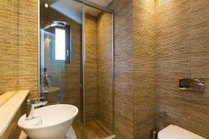 Koupelna v ubytování Aelia Residence, Wellness & Leisure with Heated Pool, By ThinkVilla