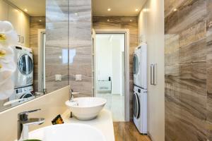 Koupelna v ubytování Aelia Residence, Wellness & Leisure with Heated Pool, By ThinkVilla