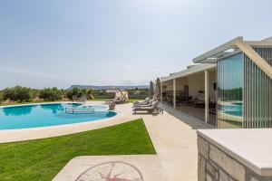 Bazén v ubytování Aelia Residence, Wellness & Leisure with Heated Pool, By ThinkVilla nebo v jeho okolí