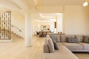 Posezení v ubytování Aelia Residence, Wellness & Leisure with Heated Pool, By ThinkVilla
