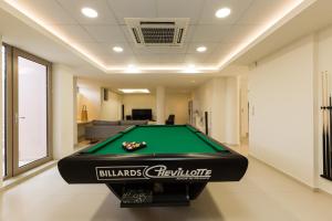 Biliár nebo kulečník v ubytování Aelia Residence, Wellness & Leisure with Heated Pool, By ThinkVilla