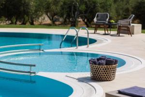 Bazén v ubytování Aelia Residence, Wellness & Leisure with Heated Pool, By ThinkVilla nebo v jeho okolí