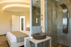 Koupelna v ubytování Aelia Residence, Wellness & Leisure with Heated Pool, By ThinkVilla