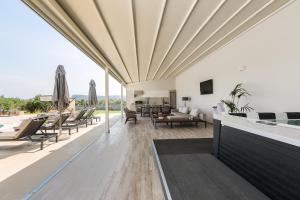 Balkón nebo terasa v ubytování Aelia Residence, Wellness & Leisure with Heated Pool, By ThinkVilla