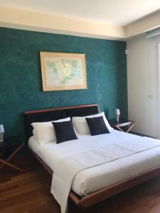 Ένα ή περισσότερα κρεβάτια σε δωμάτιο στο Villa Monet Luxury Home +28 φωτογραφίες