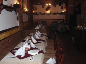 Ein Restaurant oder anderes Speiselokal in der Unterkunft Enchevite Strannopriemnitsi 