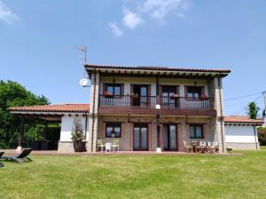 Casa grande con balcón en un patio en Villa Tiviti, en Oviedo