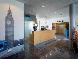 una oficina con recepción con Big Ben en Best Western Hotel am Europaplatz, en Königsbrunn