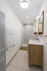 聖布列溫歐申的住宿－BREVOCEAN Chb calme Côte Atlantique，白色的浴室设有水槽和淋浴。
