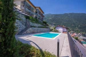 een zwembad voor een gebouw bij Residence degli Oleandri 4B in Argegno
