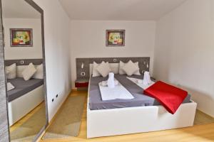 Postel nebo postele na pokoji v ubytování Apartmani Astrado Petrčane
