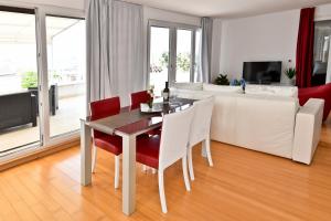 TV a/nebo společenská místnost v ubytování Apartmani Astrado Petrčane
