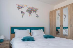 ブラショヴにあるFriendly Rentals Brasovのベッドルーム1室(壁に世界地図を掲載したベッド1台付)