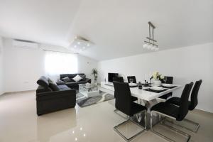 Posezení v ubytování Apartment Monika - Private terrace & Parking