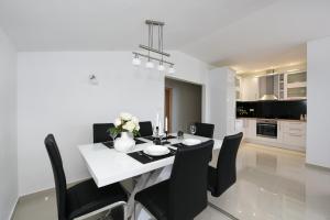 Kuchyň nebo kuchyňský kout v ubytování Apartment Monika - Private terrace & Parking