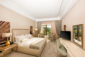 Quba Palace Hotel & Golf Resort的电视和/或娱乐中心