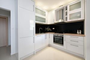 Kuchyň nebo kuchyňský kout v ubytování Apartment Monika - Private terrace & Parking