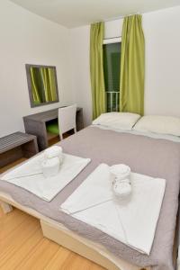 Postel nebo postele na pokoji v ubytování Apartmani Astrado Petrčane