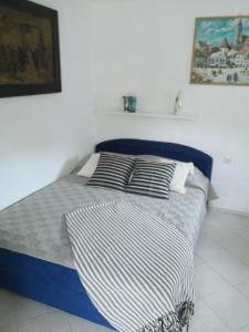 a bed with two pillows on it in a room at Ivka 2 in Mali Lošinj