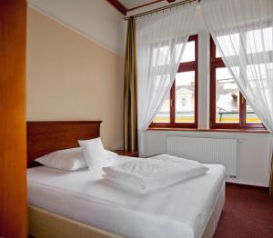 Wellness Hotel Ida tesisinde bir odada yatak veya yataklar