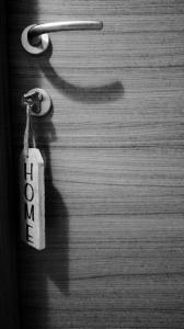 una puerta de madera con una cerradura con la palabra hogar en ella en Tra MENTA e MELIGA, en Carignano