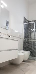 ポルト・チェザーレオにあるLa Casetta a Porto Cesareoの白いバスルーム(トイレ、シンク付)