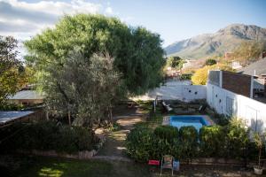 una vista aérea de un patio con piscina en Luna Serrana Hotel en Capilla del Monte