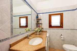 La salle de bains est pourvue d'un lavabo et de toilettes. dans l'établissement Villetta San Teodoro, à San Teodoro