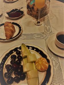 Ribadelago的住宿－Hostal Martin - Sanabria，一张桌子,上面放着一盘食物和一杯葡萄酒
