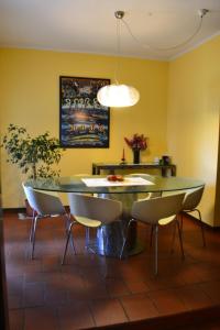 ein Esszimmer mit einem Tisch und Stühlen in der Unterkunft B&B Orio BGY in Orio al Serio