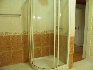 eine Dusche mit Glastüren in einem Badezimmer in der Unterkunft Villa spacieuse proche de L'océan in Vila Praia de Âncora + 45 Fotos