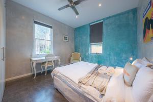 a bedroom with a bed and a desk in it at Chic East Sydney Pad in Sydney +17 photos