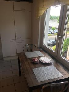 une cuisine avec une table en bois et une fenêtre dans l'établissement Gemütliches Zimmer mit eigenem Bad/WC/Küche, à Cassel